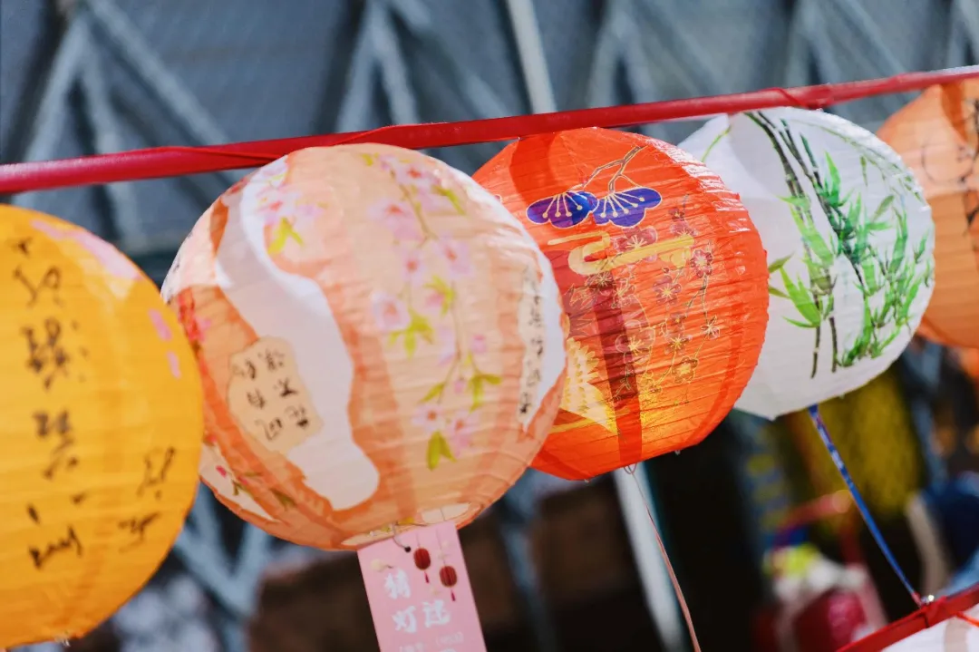 灯影摇曳藏巧思，匠心独具过中秋